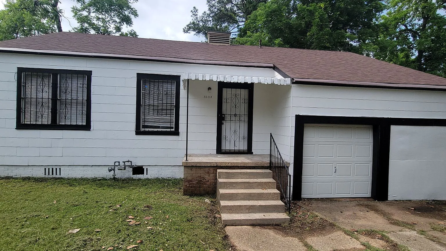 Great 3 bedroom/2 bath home with Oven, Refrigerator, Garage, Central Air & Heat! — Photo 1