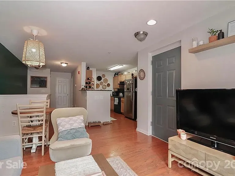547 Donatello Ave — Photo 12