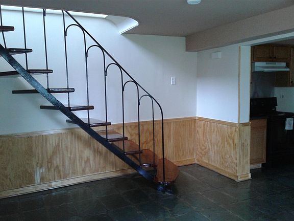 LIVING ROOM W/STAIRS LEADING TO UPSTAIRS BEDROOMS AND BATHRO