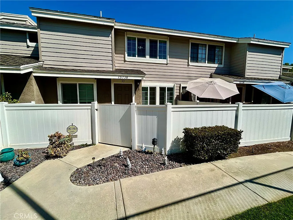 3 bed, 2.5 bath, 1397 sqft, $3,400 — Photo 2
