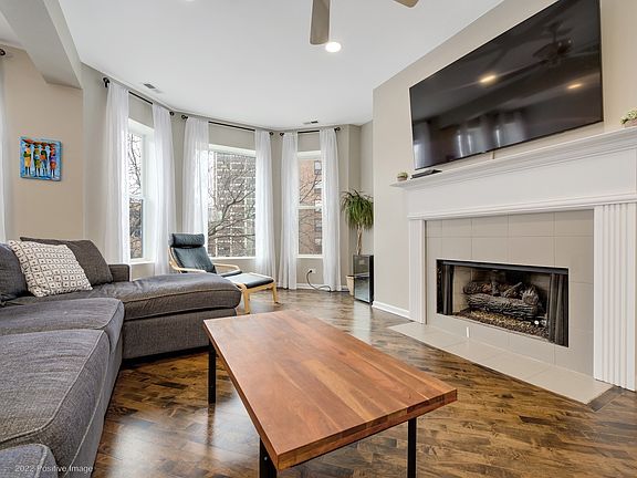 3rd image of 833 W Belle Plaine Ave APT 3
