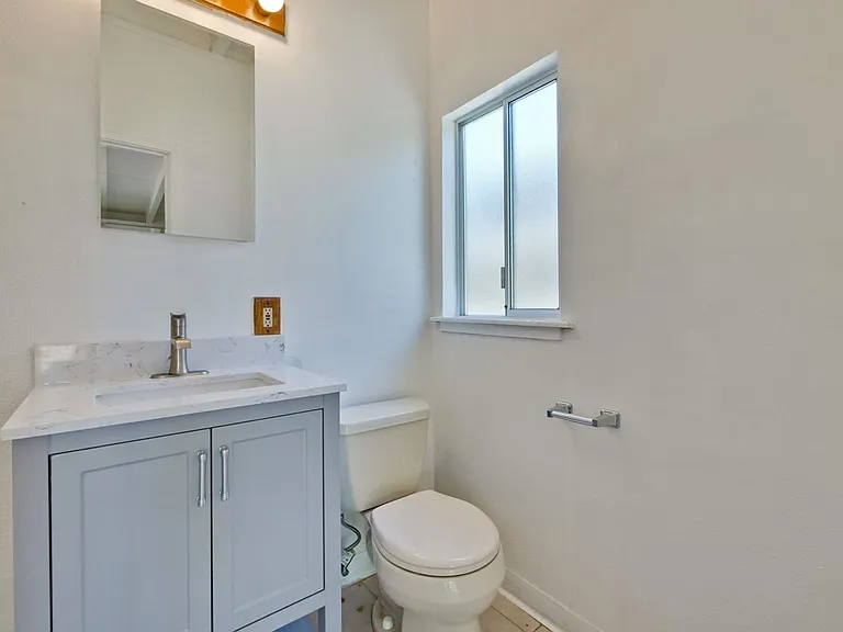 3049 Harding Ave — Photo 23