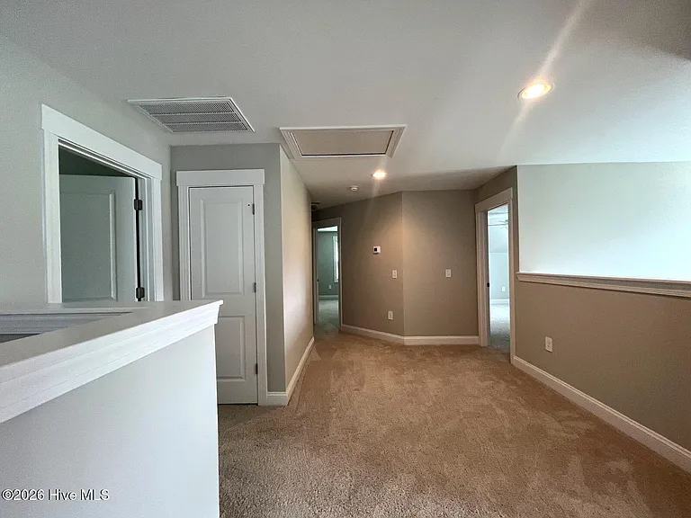 404 Endicott Ct — Photo 33