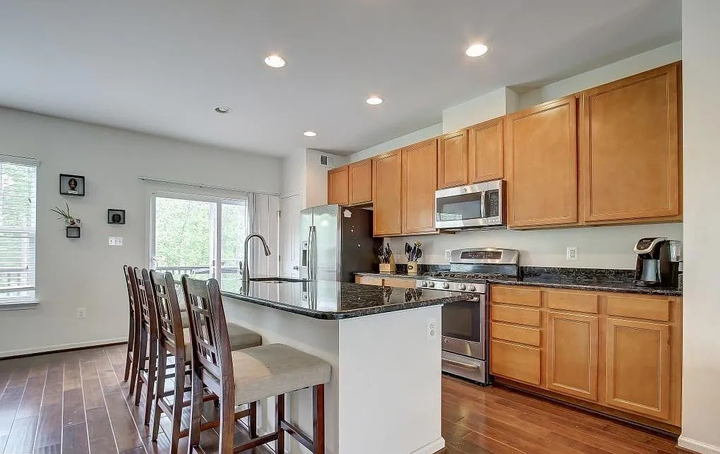 4 bed, 2596 sqft, $3,275 — Photo 4