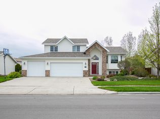 859 San Angelo Dr, Bismarck, ND 58504