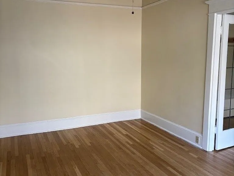 Del Roy Apartments — Photo 2