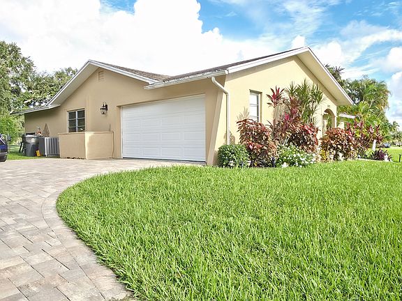 Large Paver Driveway Plenty of Parking