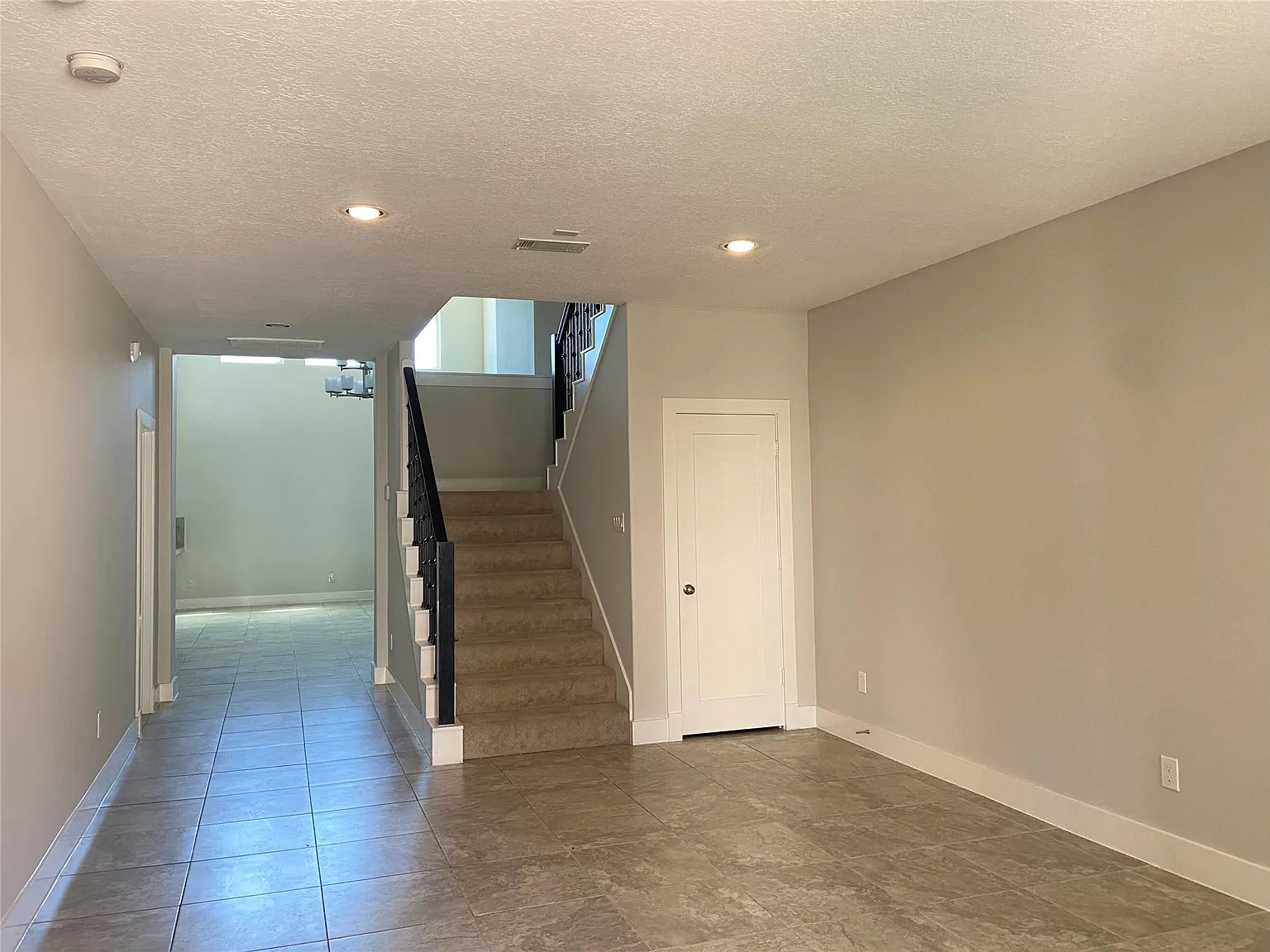 3 bed, 2.5 bath, 2823 sqft, $3,150 — Photo 3