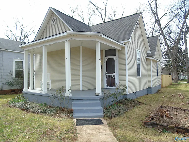 711 Cross St NW — Photo 1