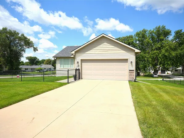 6002 NW 52nd St, Johnston, IA 50131