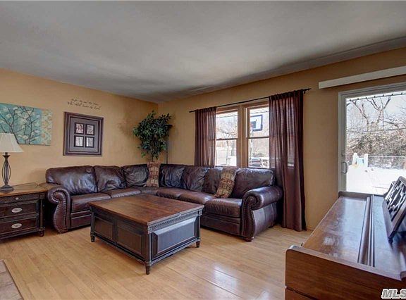3rd image of 114 E Cabot Ln
