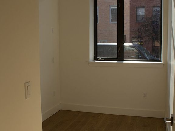 5th image of 140 Manhattan Ave APT 1L