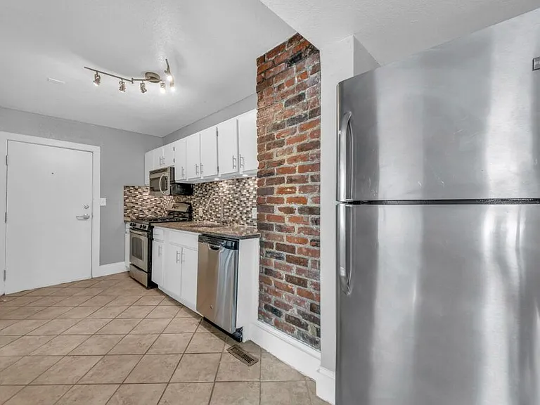 4226 Locust St — Photo 8
