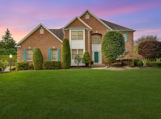 9 Fallswood Ln, Manalapan, NJ 07726