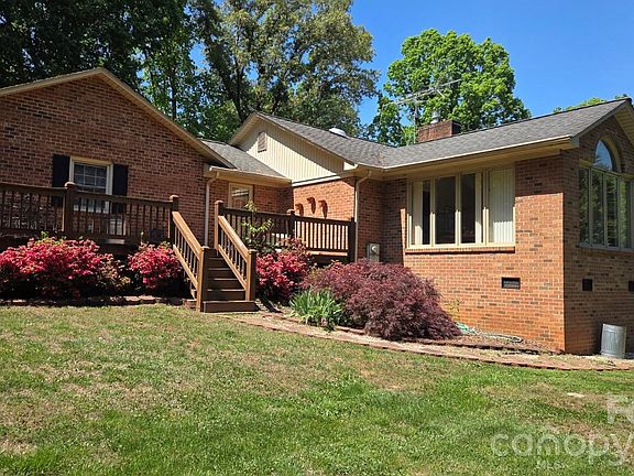 3rd image of 1801 Laurel Hill Dr