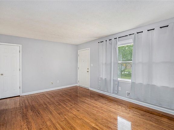 5th image of 734 Meadowlark Dr