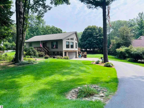 465 Saint Andrews Dr, Gladwin, MI 48624