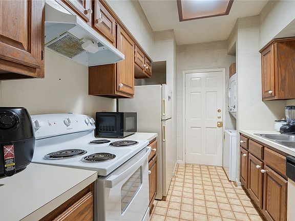 4th image of 400 Nagle St APT 102