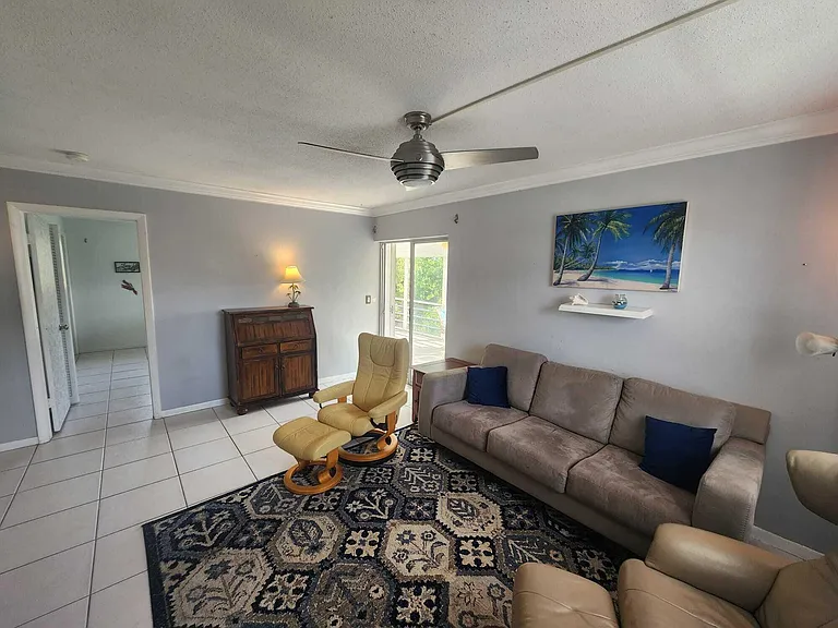 637 NE 6th Ct #L — Photo 2