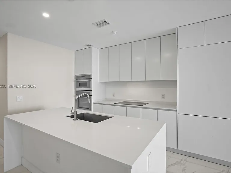 700 NE 24th St #602 — Photo 8