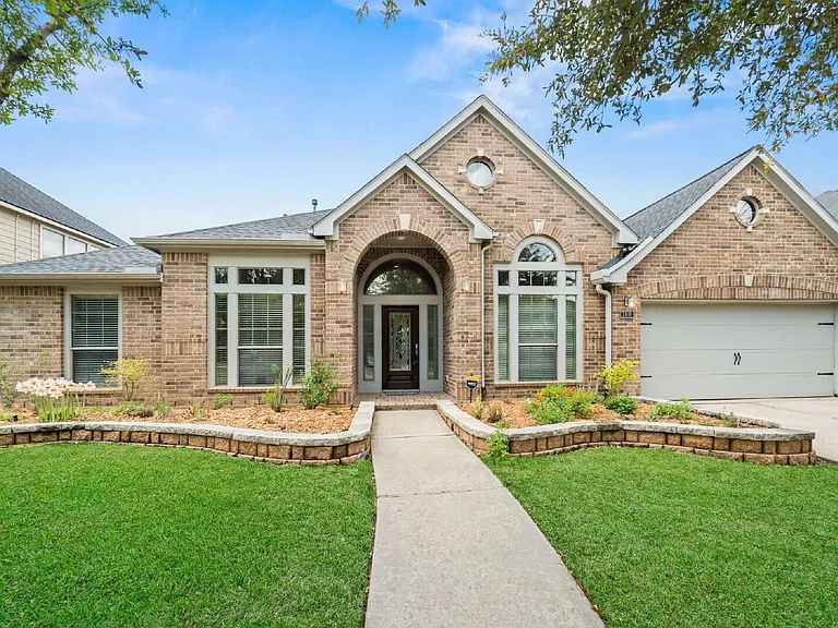 2818 Red Maple Dr — Photo 1