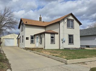 709 6th Ave NE, Minot, ND 58703