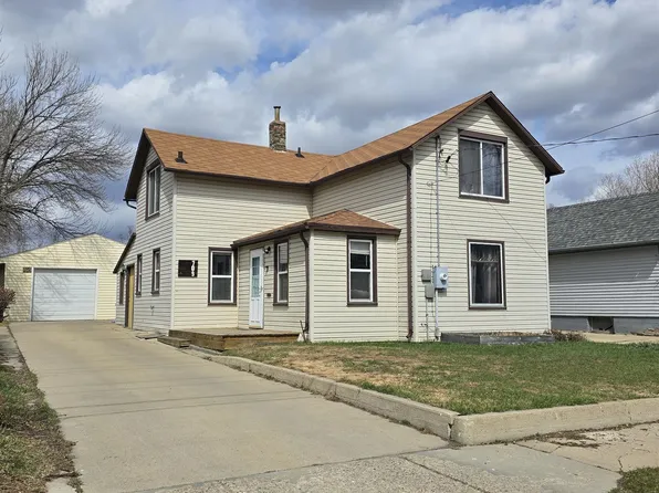 709 6th Ave NE, Minot, ND 58703