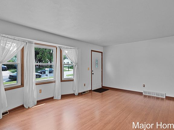 4th image of 915 Coventry Dr NW
