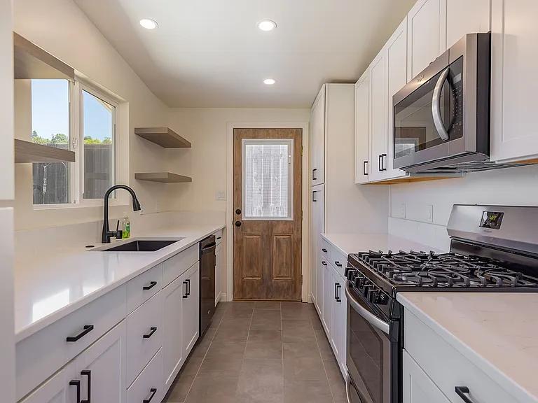 216 Barbara St — Photo 6