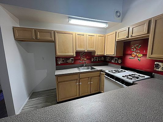 2nd image of 24 Noll St Floor 2