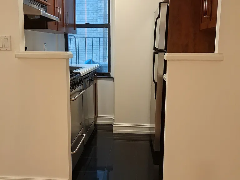 235 E 46th St #5E — Photo 6