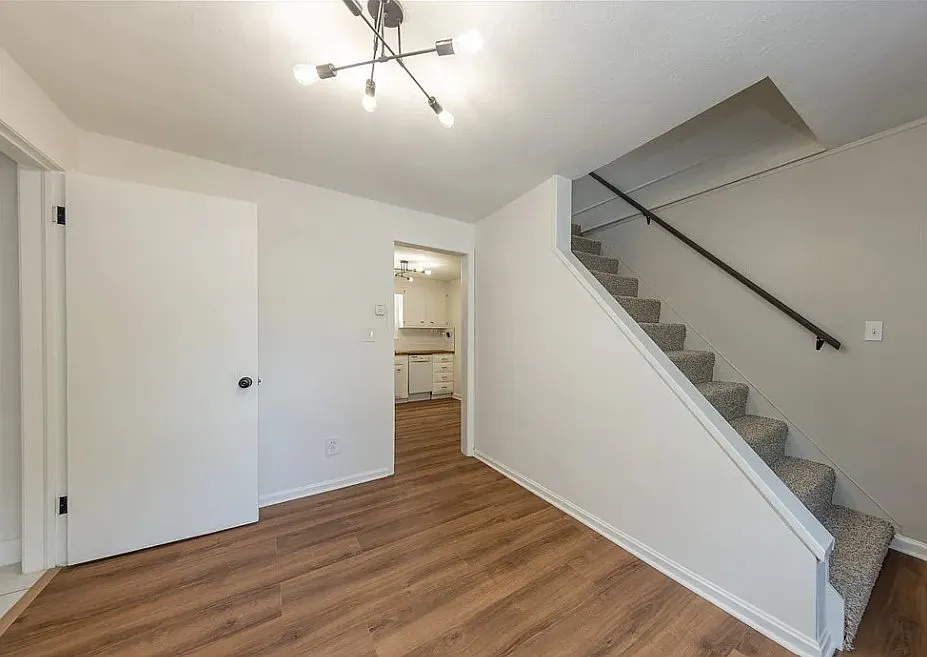 3 bed, 1.5 bath, 1171 sqft, $2,000 — Photo 4