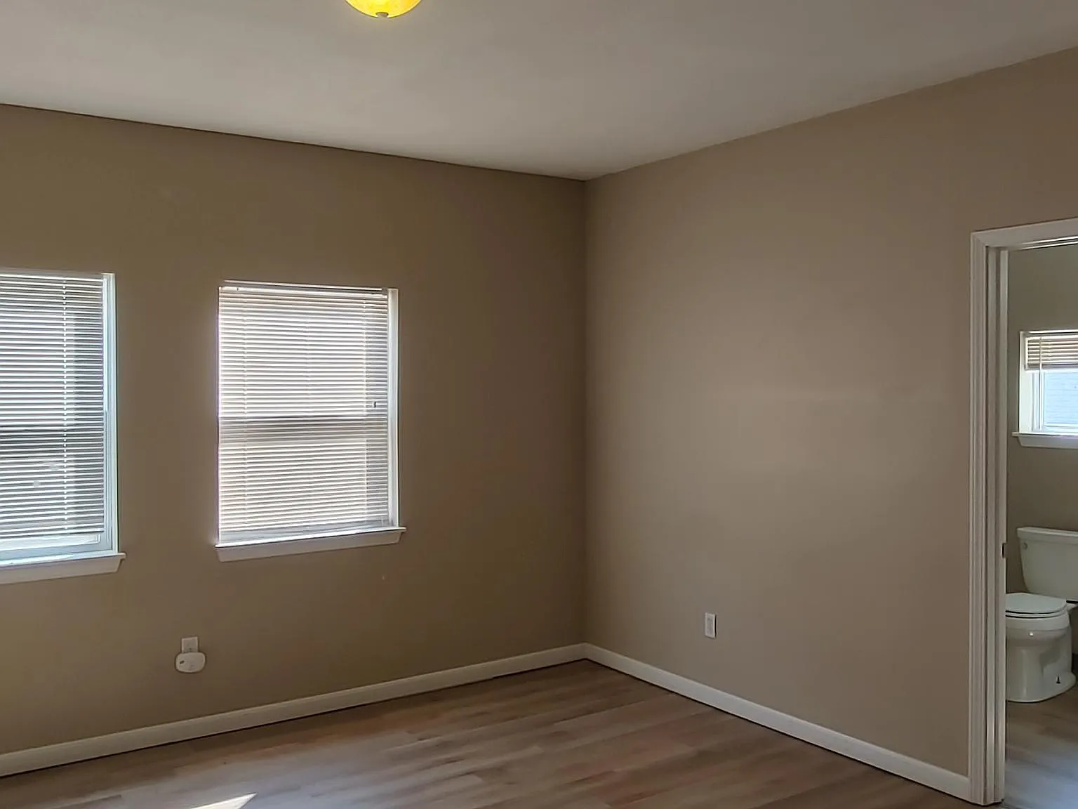 3 bed, 930 sqft, $1,300 — Photo 4