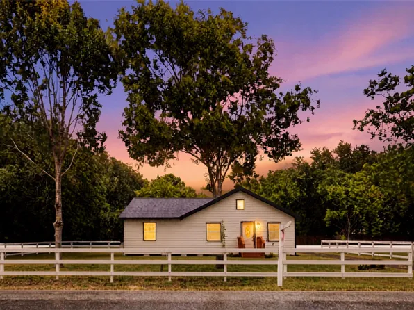 8414 Schiro Rd, Hitchcock, TX 77563