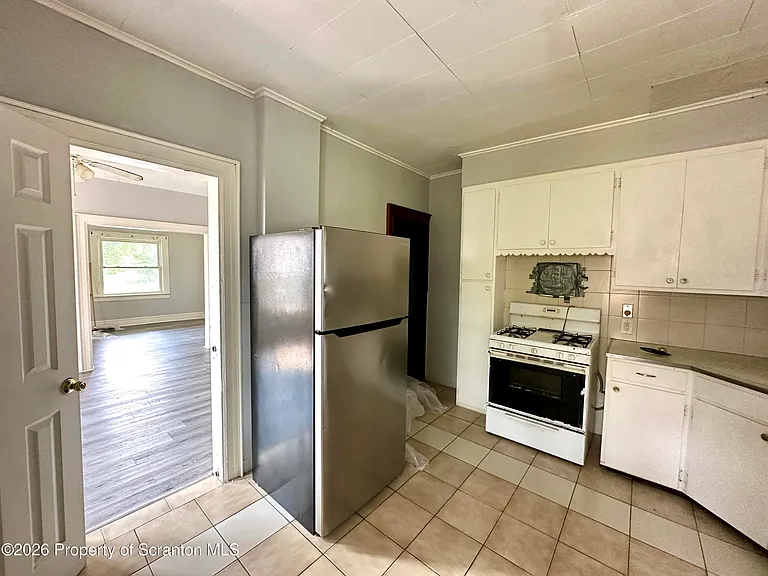 124 Crown Ave — Photo 3