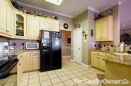 Kitchen : Kitchen has breakfast area