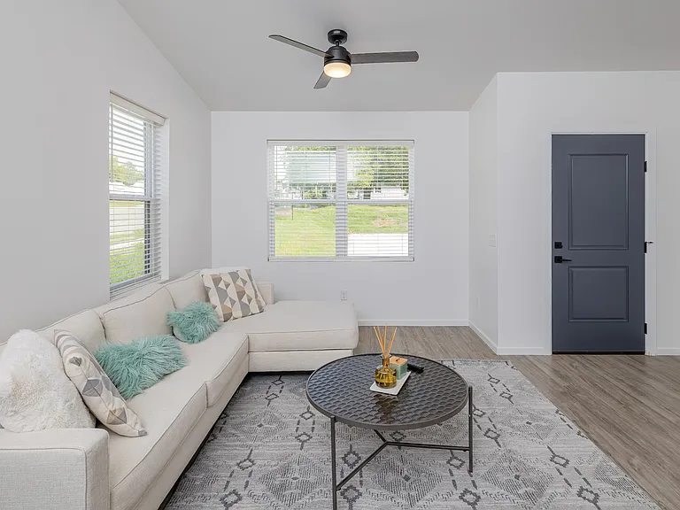 1102 E Hurd St — Photo 12
