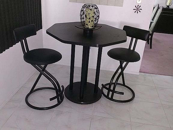 Breakfast nook w/ pool view