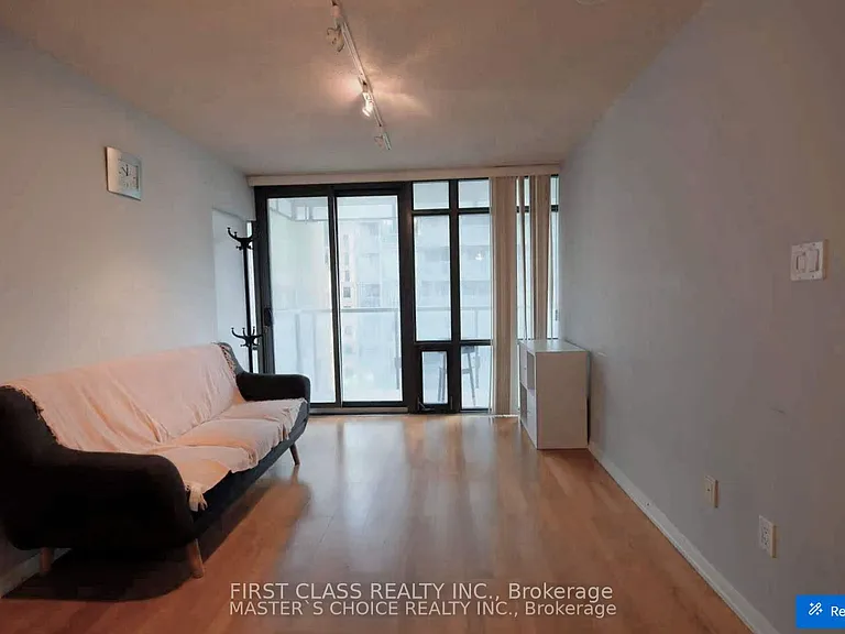 37 Grosvenor St #709 — Photo 3