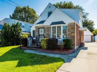 110 Clarendon Dr, Valley Stream, NY 11580