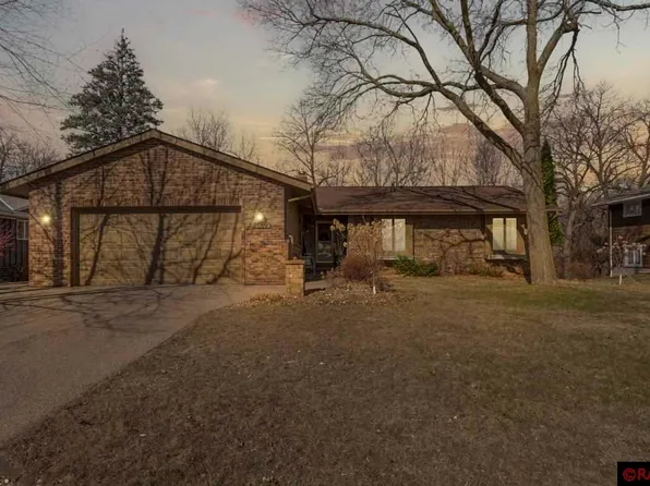 1589 Sherwood Dr, North Mankato, MN 56003