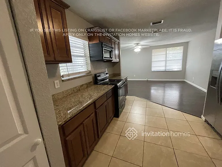 939 Lakewood Ave — Photo 4