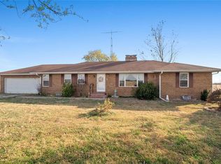 1652 Red Stripe Rd, Odin, IL 62870