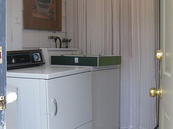 Mudroom w/ W/D hookups