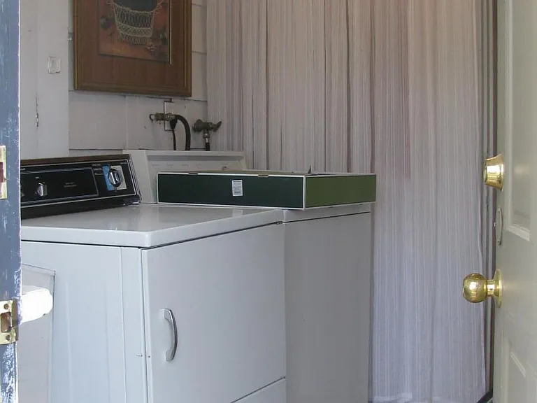 Mudroom w/ W/D hookups
