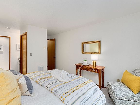 4th image of 2115 California Ave SW APT 301
