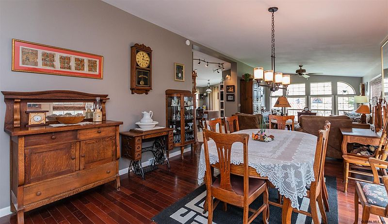 3rd image of 189 STEELE AV