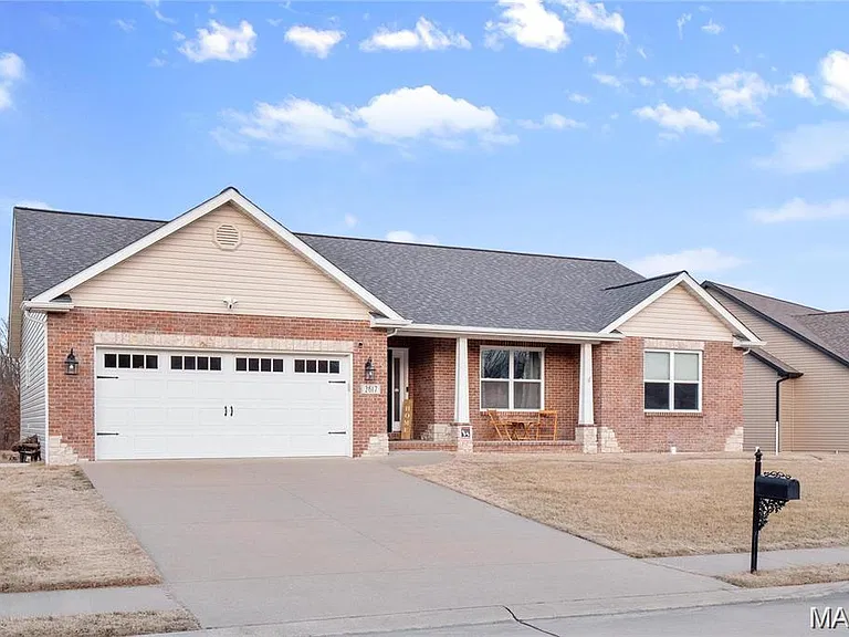 2617 Lauren Lake Dr — Photo 2
