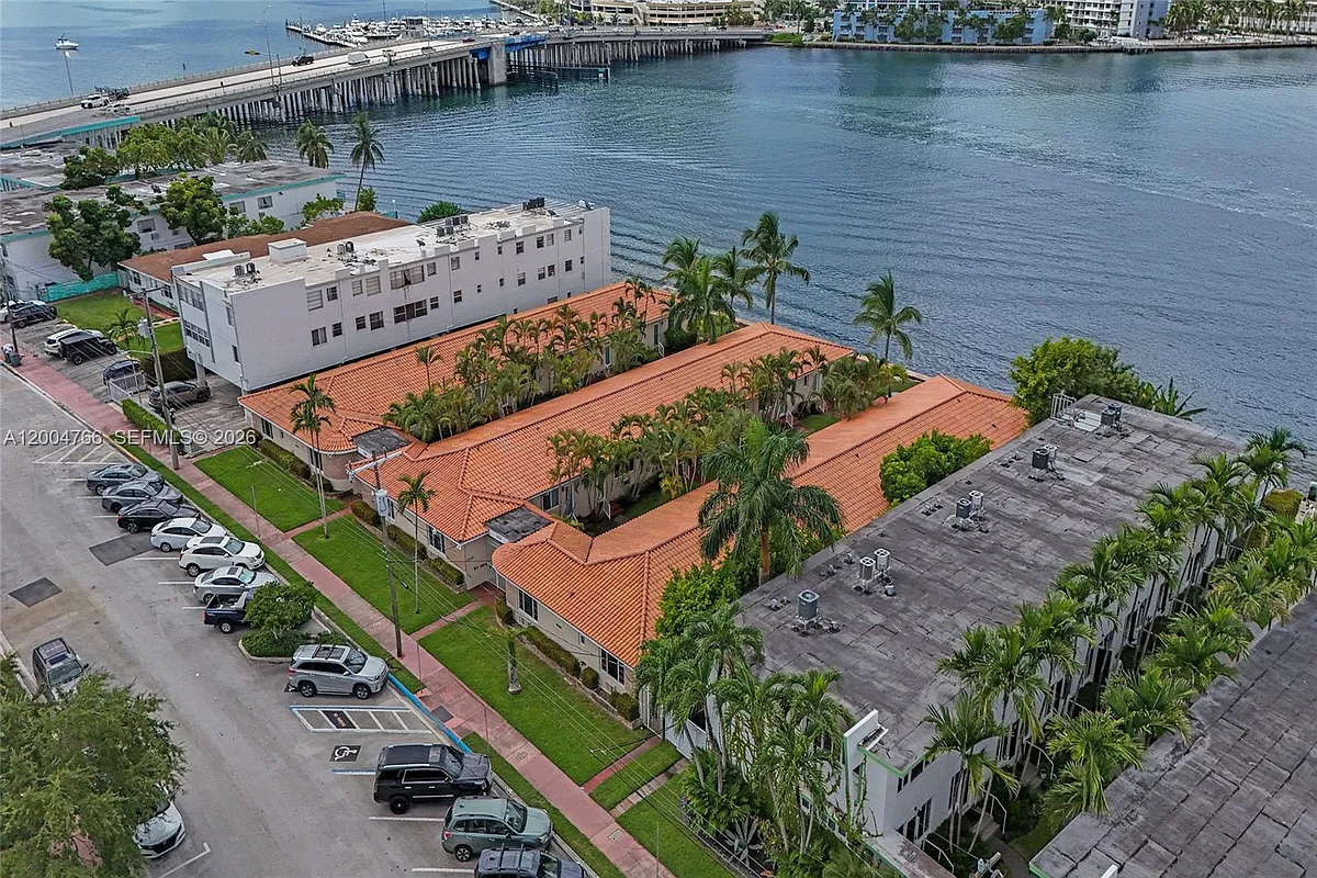 Building Photo - 2160 Bay Dr #1-7