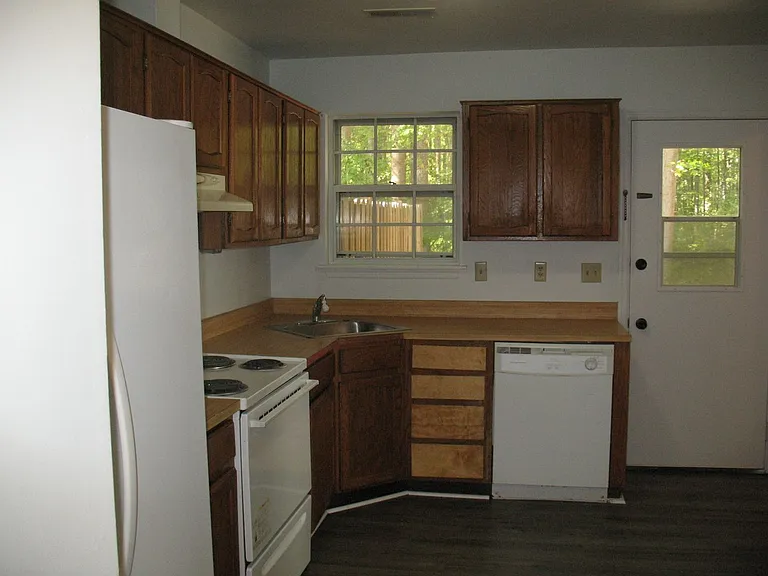 270 Albert Ct — Photo 5
